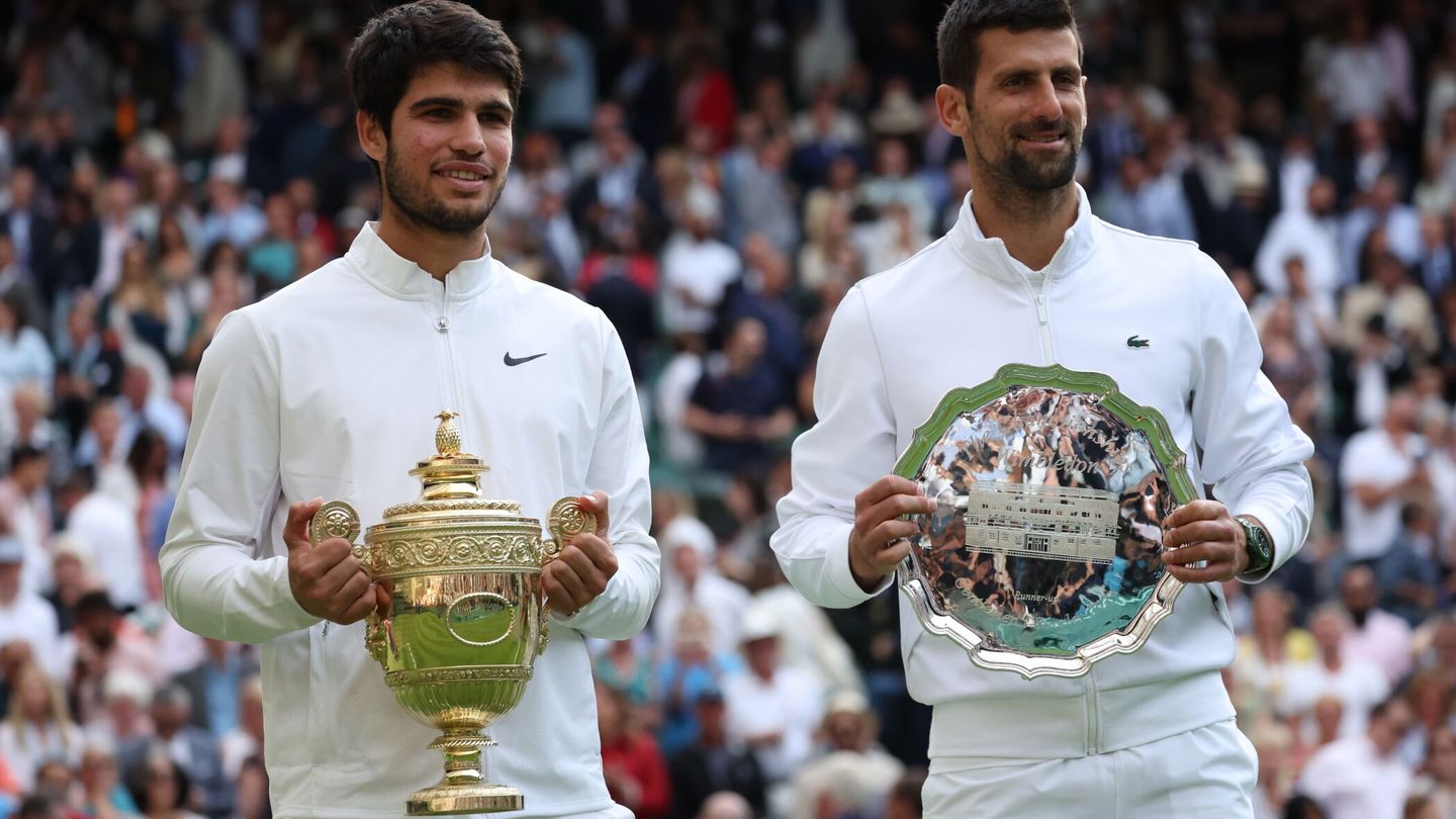 Carlos Alcaraz y Novak Djokovic, tras la final de Wimbledon 2023. (EFE/Neil Hall)