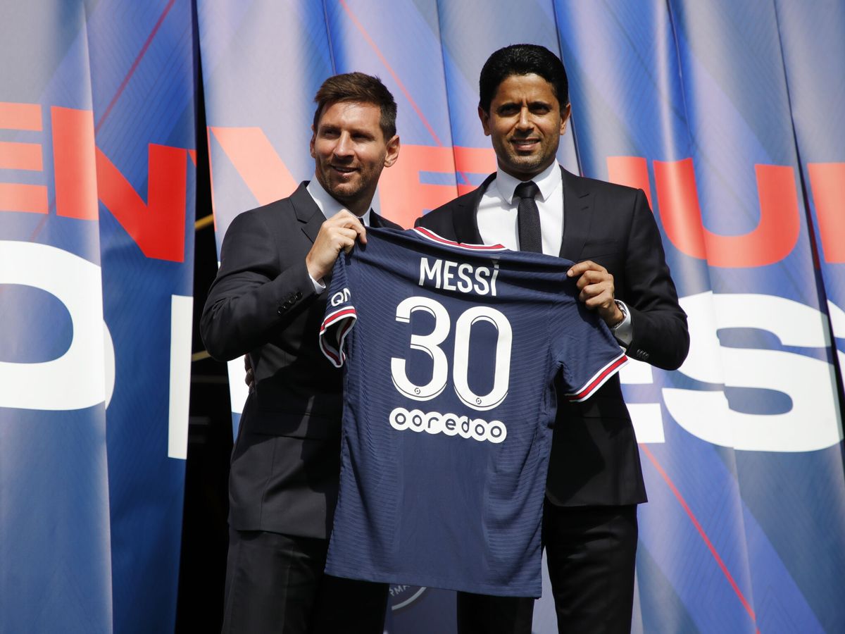 Foto: El jugador argentino junto a Nasser Al-Khelaïfi el día de su presentación en París. (Reuters/Sarah Meyssonnier)