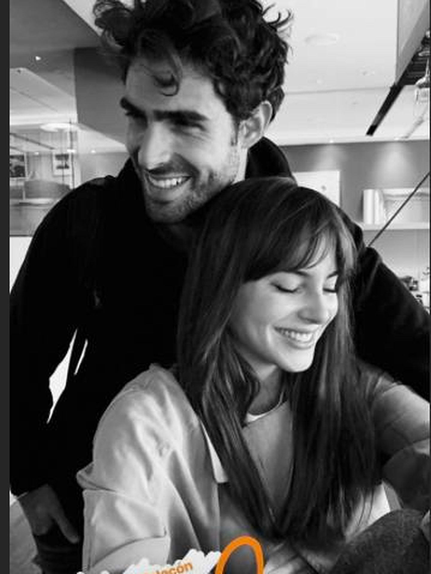 Juntos posan en una imagen tomada en el aeropuerto rumbo a París. (Instagram)