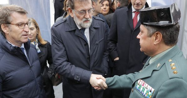 Foto: Mariano Rajoy (c) y Alberto Nuñez Feijóo (I) felicitan al coronel Jambrina (d), Jefe de la Comandancia de A Coruña. (EFE)