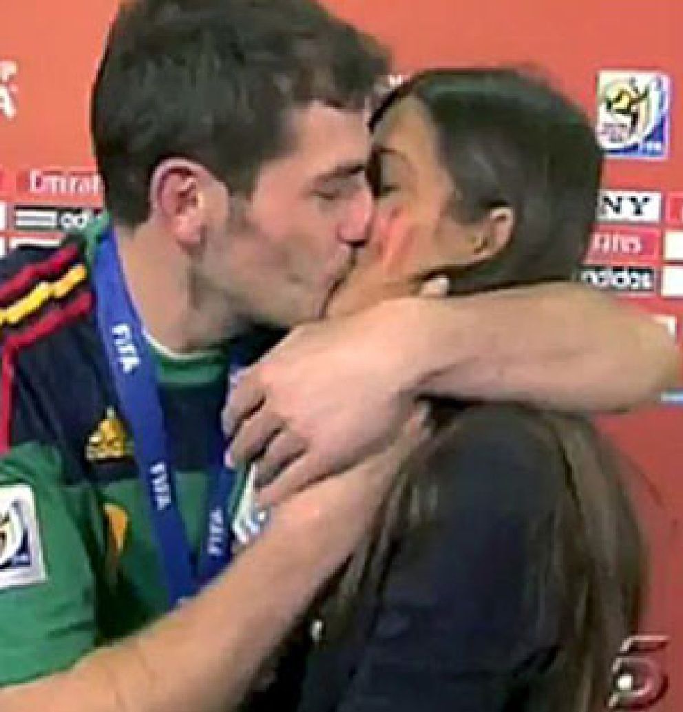 Foto: Telecinco pidió dos millones de euros por las imágenes del beso Casillas-Carbonero