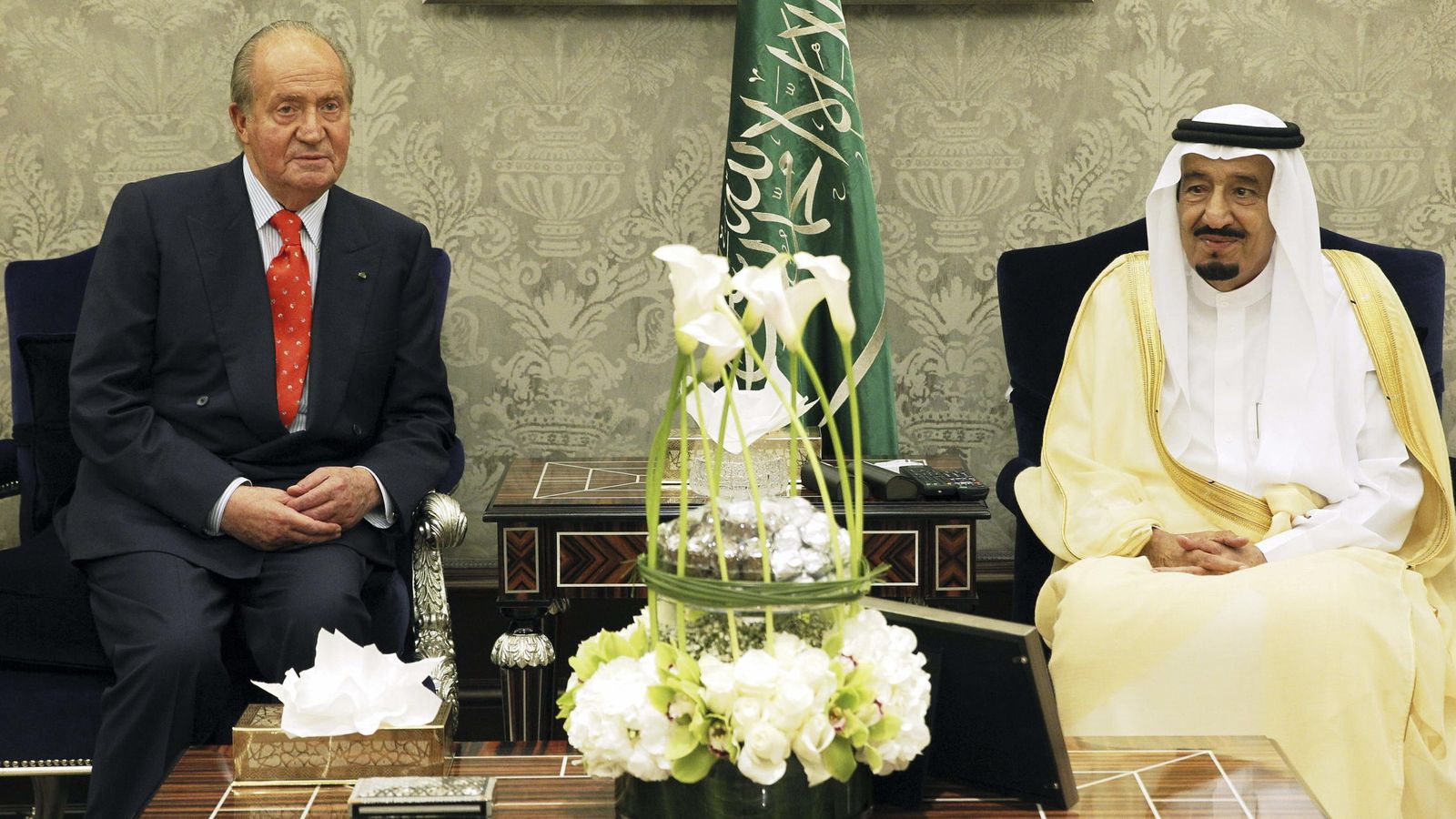 Foto: El rey Juan Carlos junto al príncipe heredero de Arabia Saudí, Salman Bin Abdelaliz