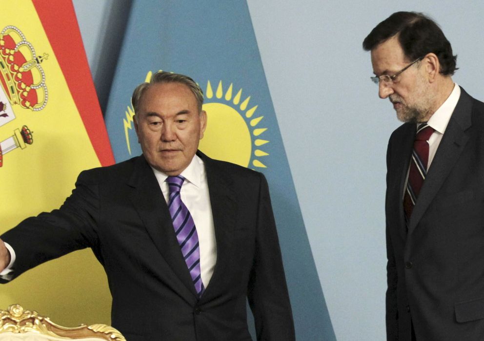 Foto:  El presidente del Gobierno español, Mariano Rajoy (d), y el presidente de Kazajistán, Nursultan Nazarbayev (d