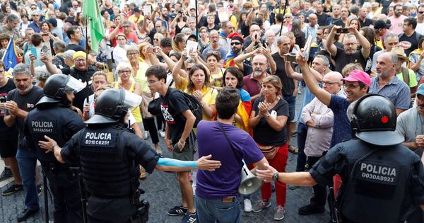 Foto: Grupo de soberanistas se concentraron el domingo en la plaza Sant Jaume donde la asociación Hablamos Español habia convocado otra manifestación "contra la imposición lingüística". (EFE)