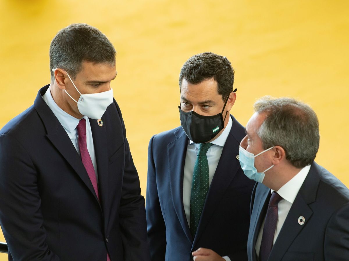 Foto: Pedro Sánchez, Juanma Moreno y Juan Espadas. (EFE/Raúl Caro)