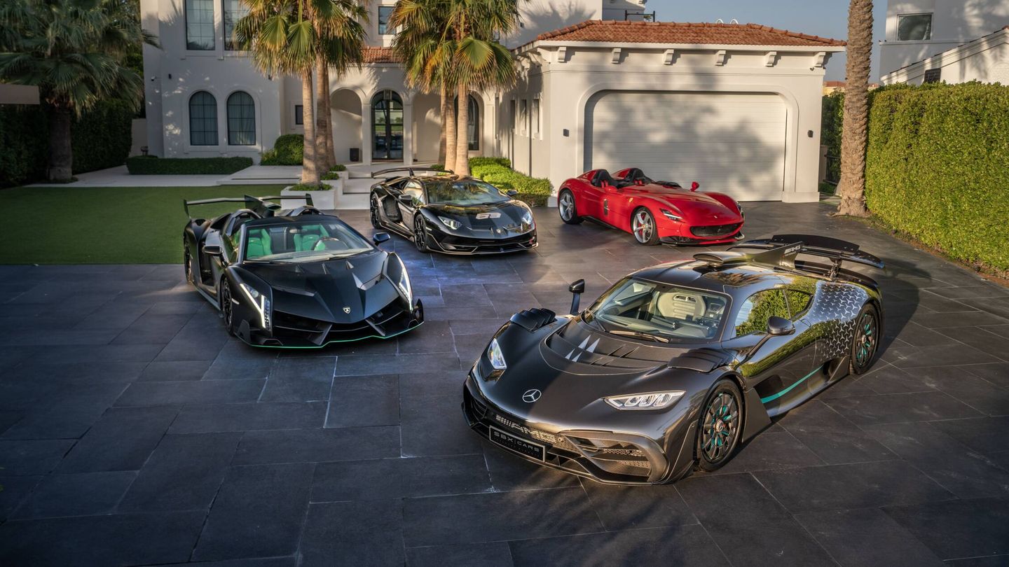El coche de la izquierda es uno de los nueve Lamborghini Veneno Roadster fabricados.