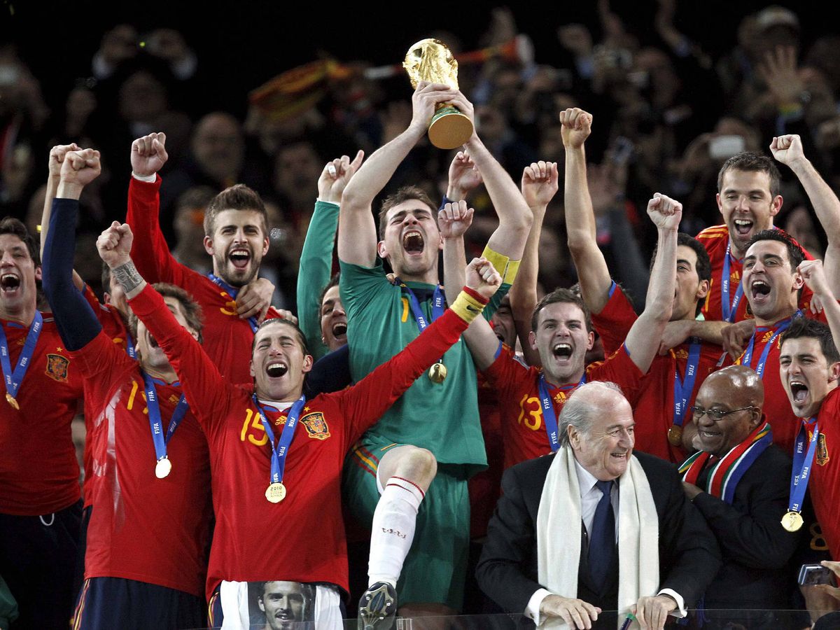 Foto: Iker Casillas levanta el trofeo de campeones como capitán de España en el Mundial de Fútbol de Sudáfrica 2010 (EFE/KERIM OKTEN)