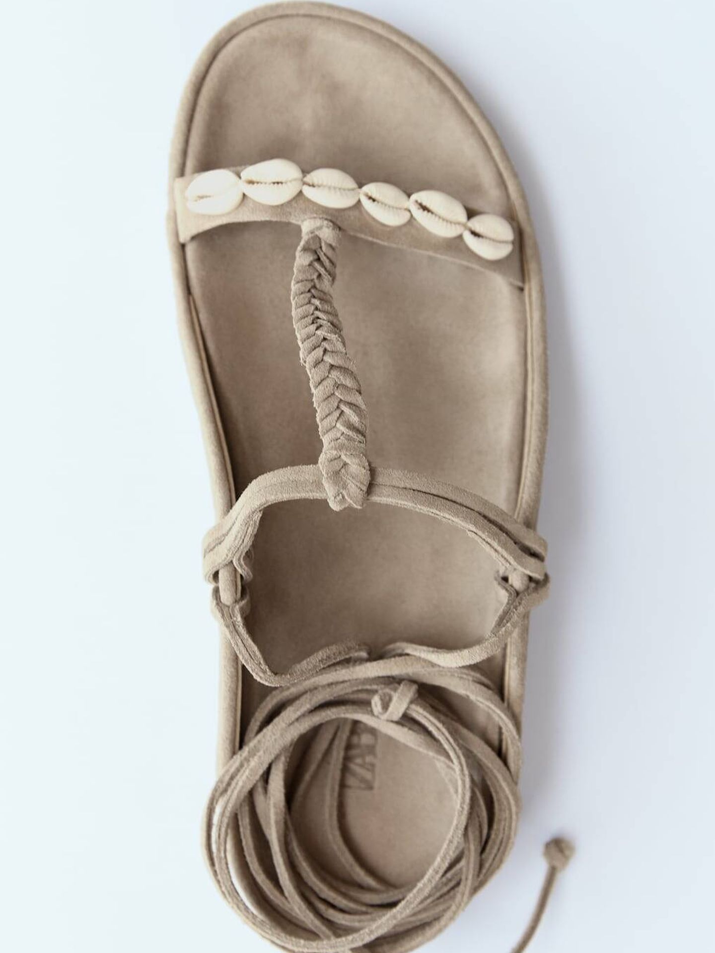Sandalias de Zara con conchas marinas. (Cortesía)