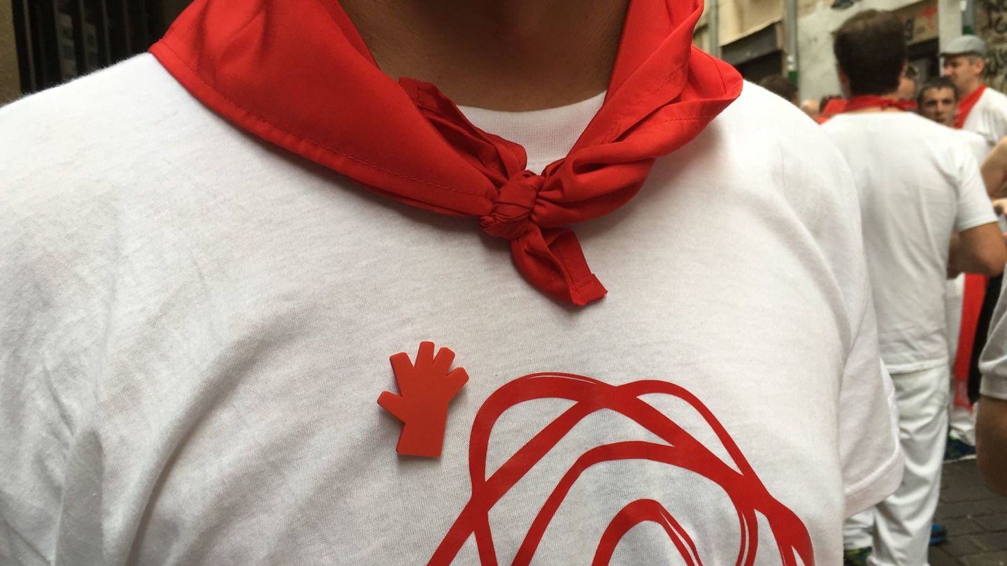 Un joven exhibe en su camiseta un pin en contra de las agresiones sexistas. (EC)