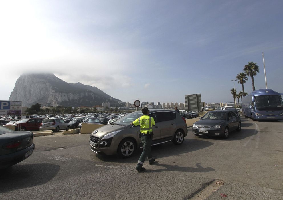 Foto: Fila de coches a la entrada de Gibraltar, el pasado agosto (Efe)