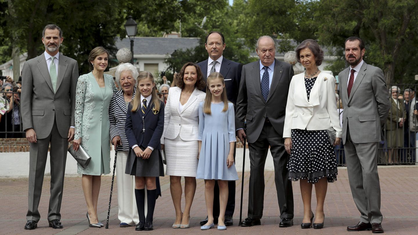 Los reyes Felipe y Letizia, con sus hijas y varios familiares, como sus padres. (EFE)