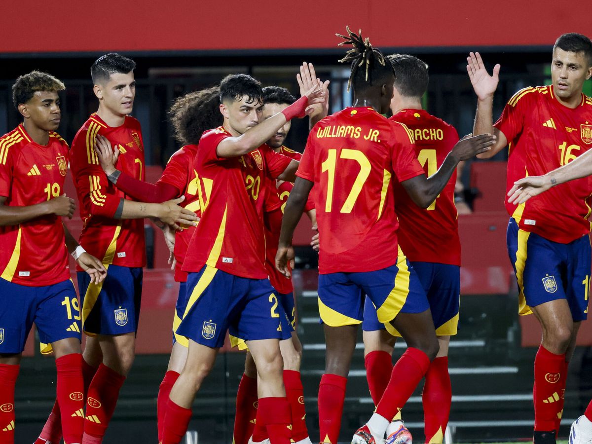 Foto: La selección española celebra uno de los goles de Pedri ante Irlanda del Norte (EFE/CATI CLADERA).