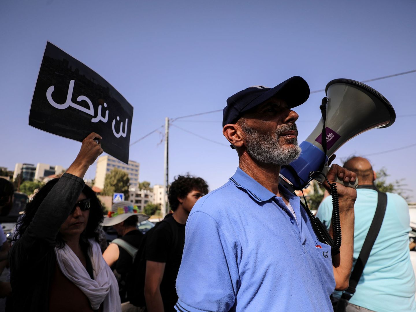 Un palestino residente de Sheikh Jarrah en una protesta contra la actuación israelÍ (REUTERS)