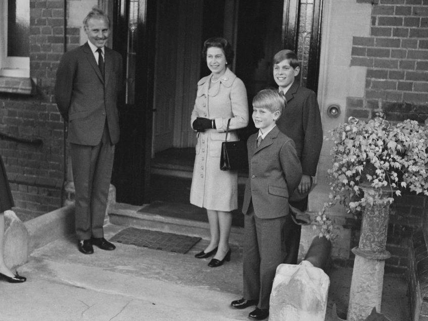 Isabel II con el príncipe Andrés y el príncipe Eduardo en 1972. (Getty)
