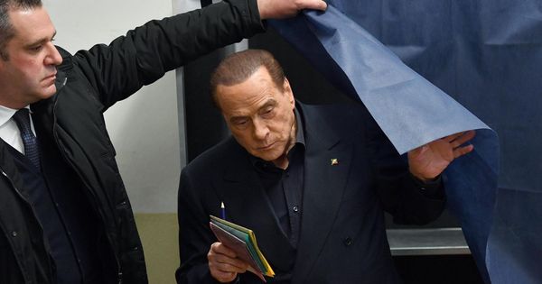 Foto: El exprimer ministro Italiano y líder de la coalición 'Forza Italia', Silvio Berlusconi, sale da la cabina de voto. (EFE)