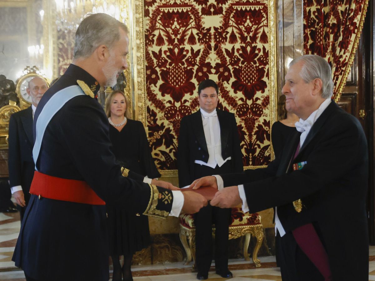 Foto: Oscar Maúrtua de Romaña presentando sus credenciales ante el Rey el pasado septiembre. (EFE/Juan Carlos Hidalgo)