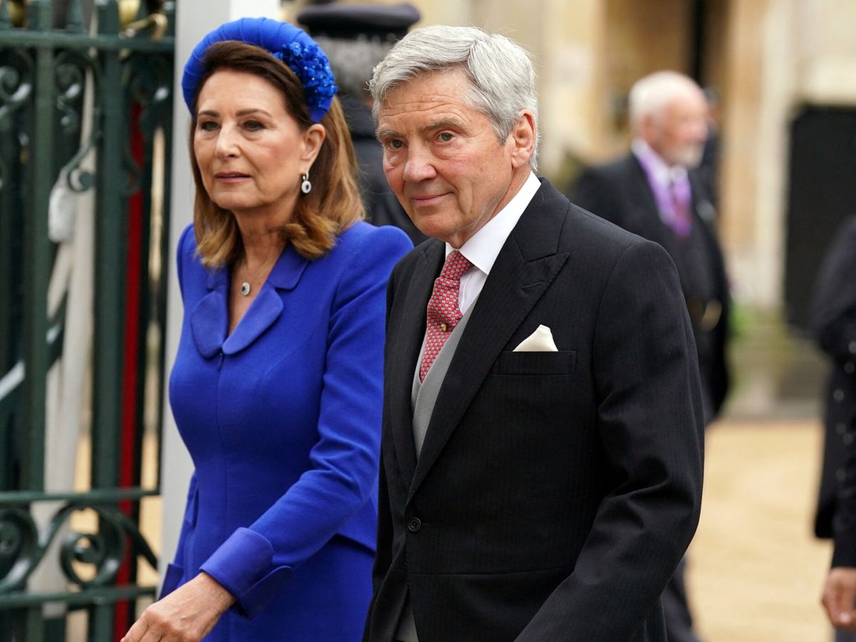 Foto: Carole y Michael Middleton, en la coronación de Carlos III. (Reuters)