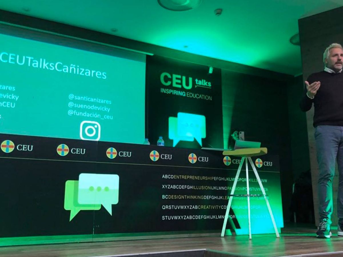 Foto: Santi Cañizares durante la conferencia en el CEU. (@FundaciónCEU)
