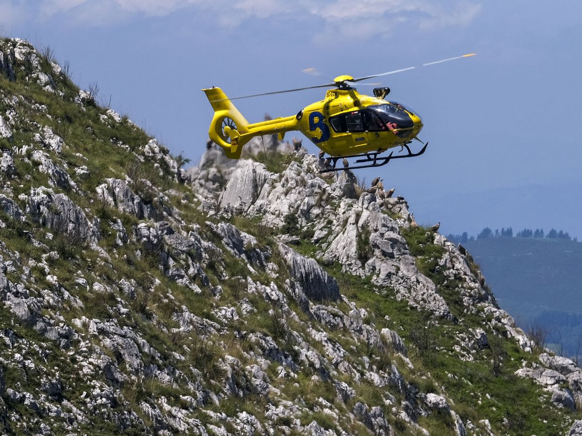 Foto: Imagen de archivo de un helicóptero del 112. (EFE/Paco Paredes)