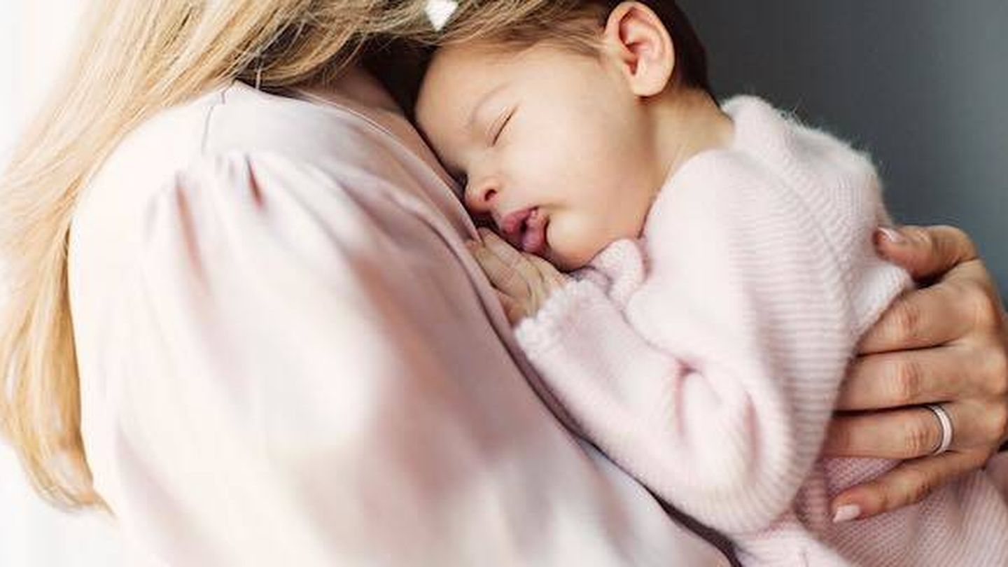  Adrienne de Suecia, dormida en brazos de su madre. (Erika Gerdemark)