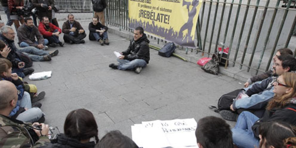 Foto: Más curiosos que indignados en la Puerta del Sol