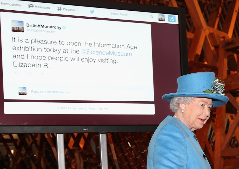 Foto: Isabel II y su primer 'tuit' proyectado a sus espaldas (Gtres)