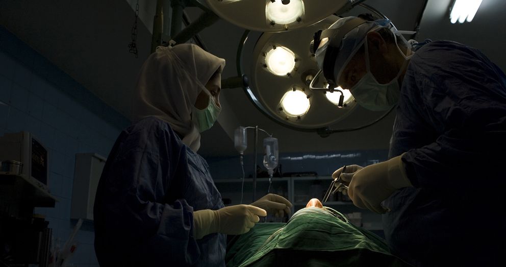 El doctor Shariati durante una intervención en una clínica de Teherán (Reuters).