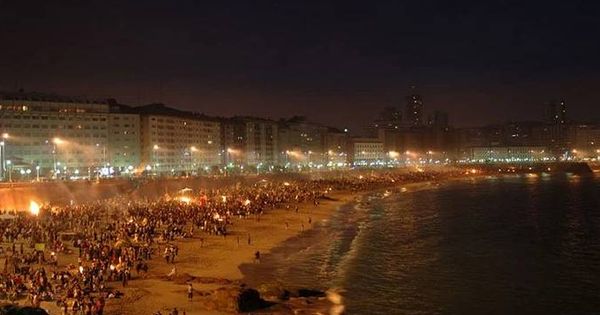 Foto: Hogueras de San Juan en A Coruña | EFE