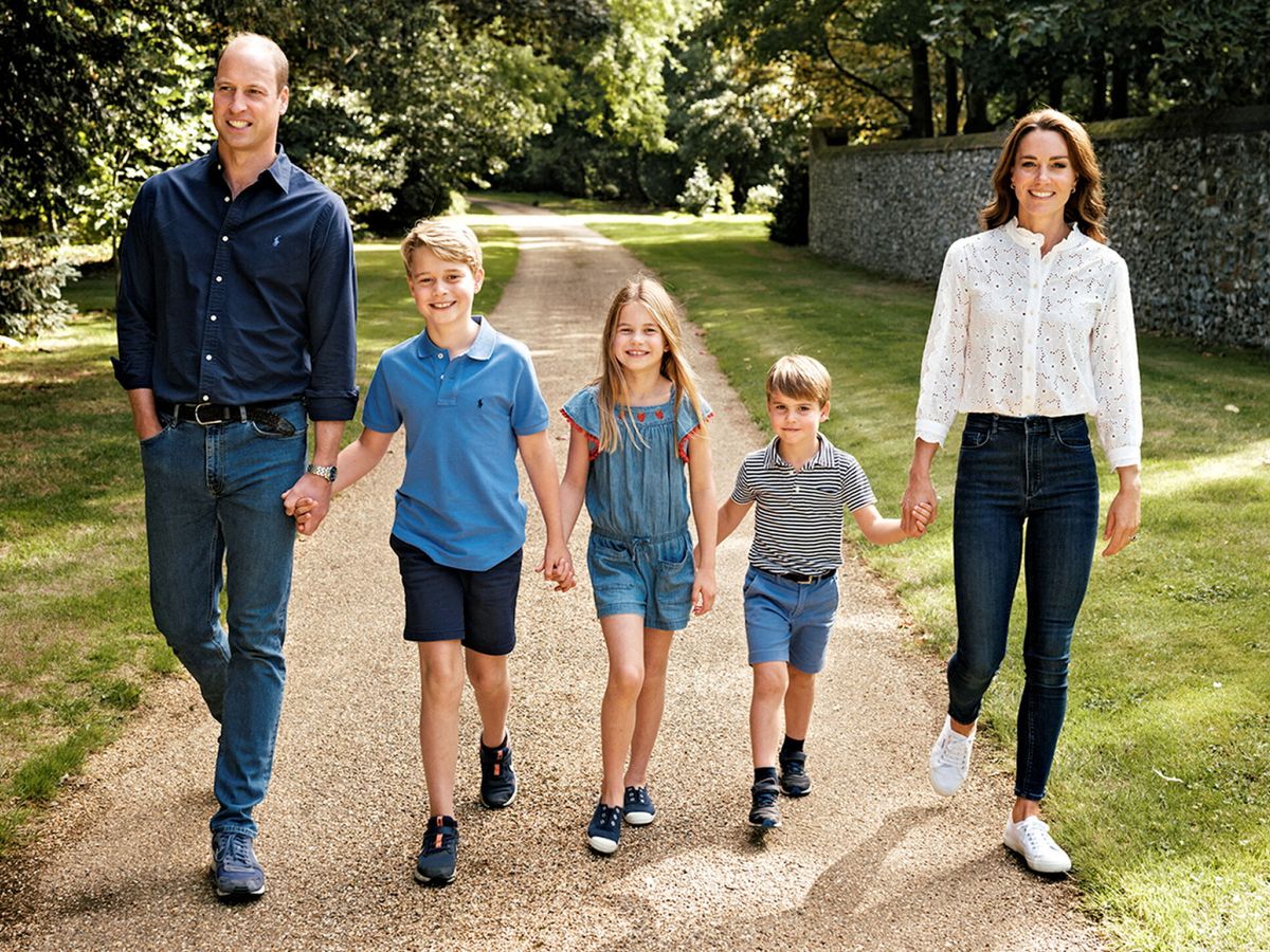 Foto: Los príncipes de Gales con sus tres hijos. (Kensington Palace/Matt Porteous)
