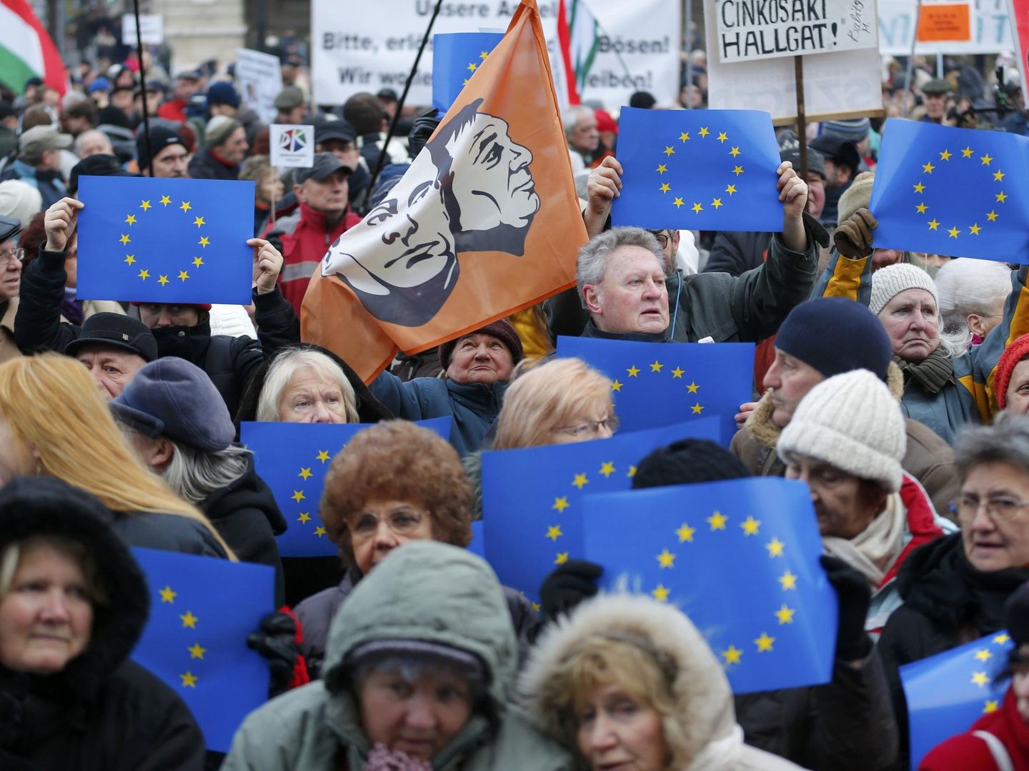 Protestas a favor de la UE y contra Orbán frente al Parlamento, en Budapest, en febrero de 2015. (Reuters) 
