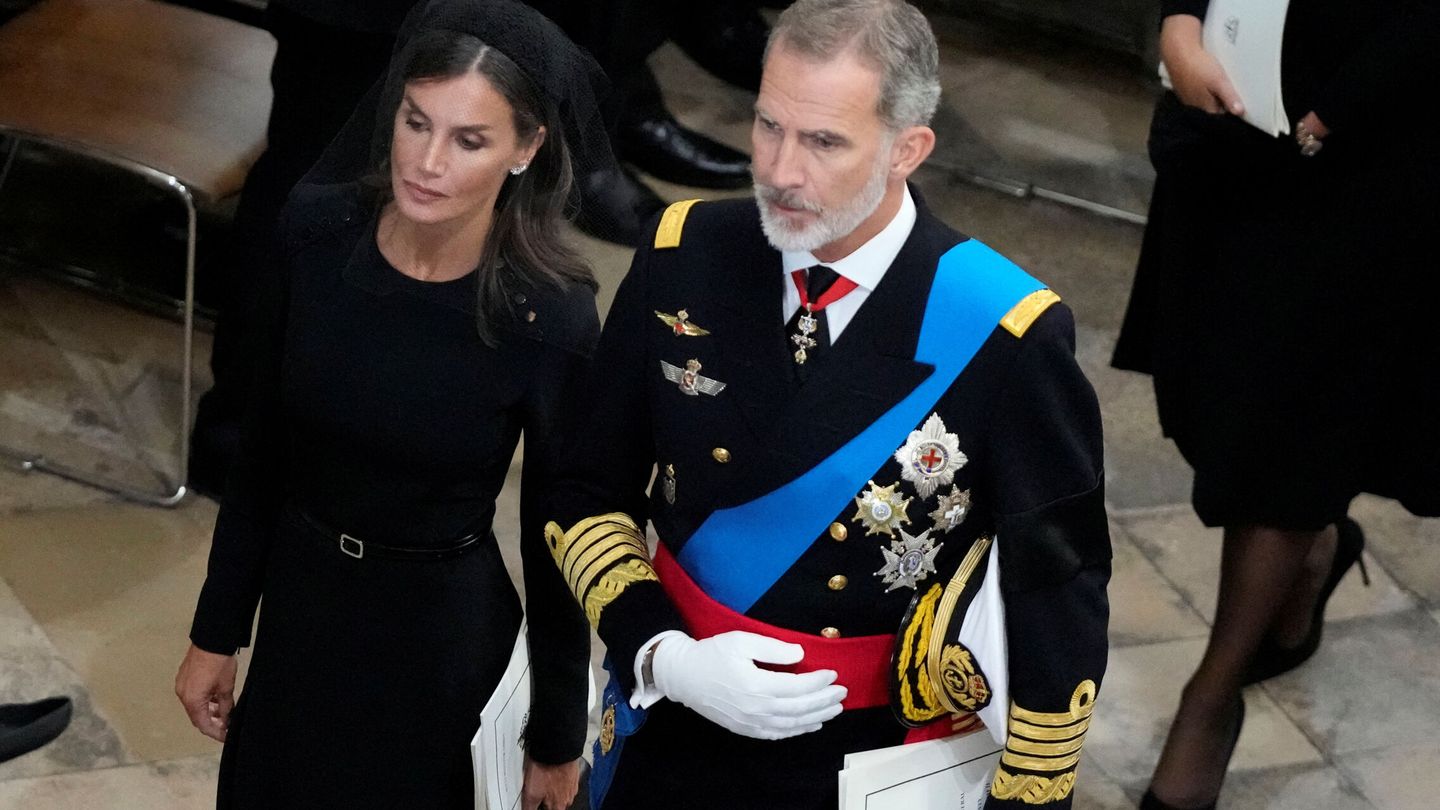 Los Reyes de España, en el funeral de Isabel II. (Reuters)
