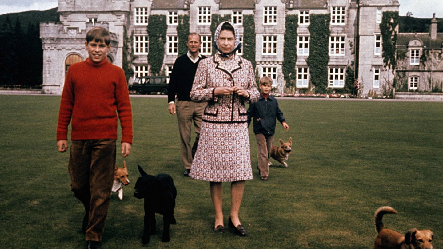  La reina con su familia y sus mascotas en Balmoral. (Cordon Press)