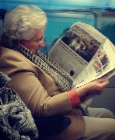 Pilar de Borbón lee el periódico en el AVE (Instagram)