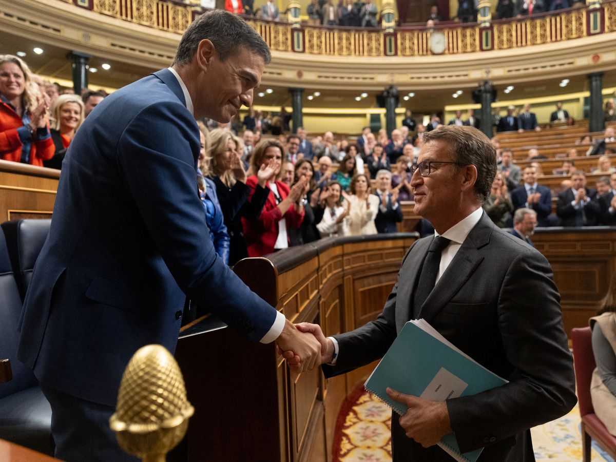Foto: Pedro Sánchez y Alberto Núñez Feijóo, tras la reelección del socialista. (Europa Press / Eduardo Parra)