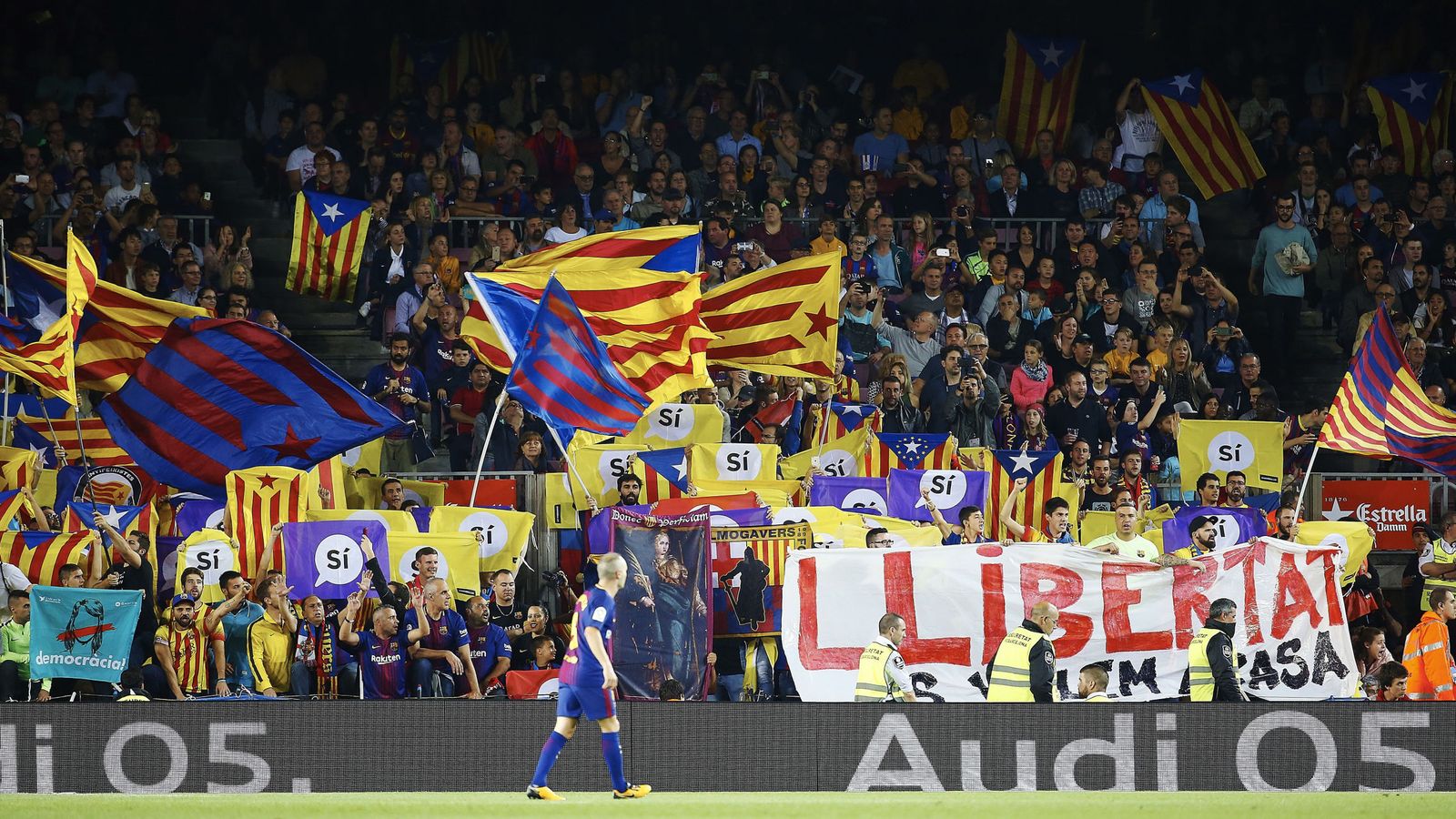 Foto: Iniesta mira una grada poblada de banderas. (EFE) 