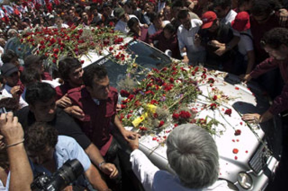 Foto: Miles de personas dan el último adiós al cantautor chileno Víctor Jara