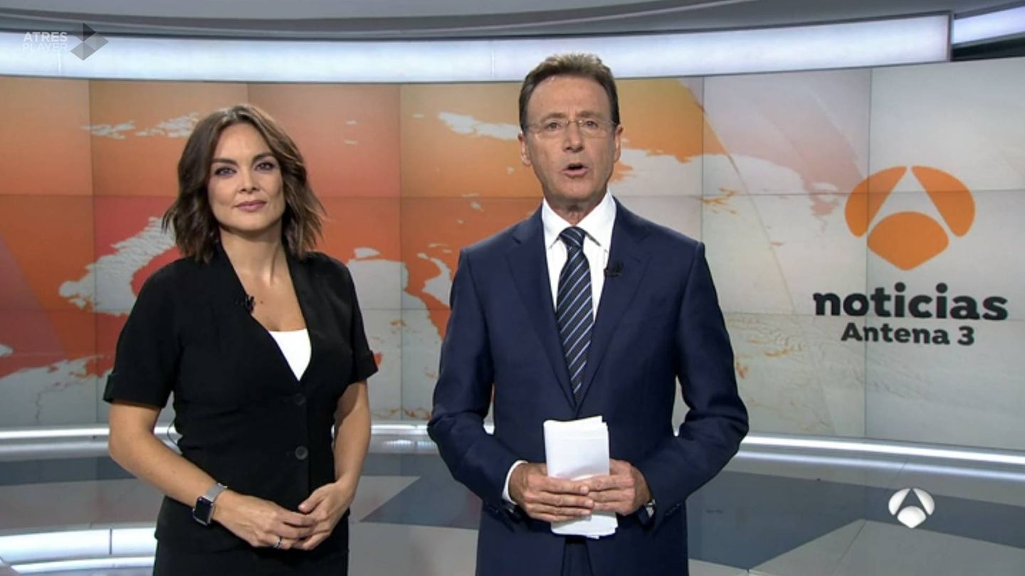 Mónica Carrillo y Matías Prats, presentadores de 'A3 noticias fin de semana'.