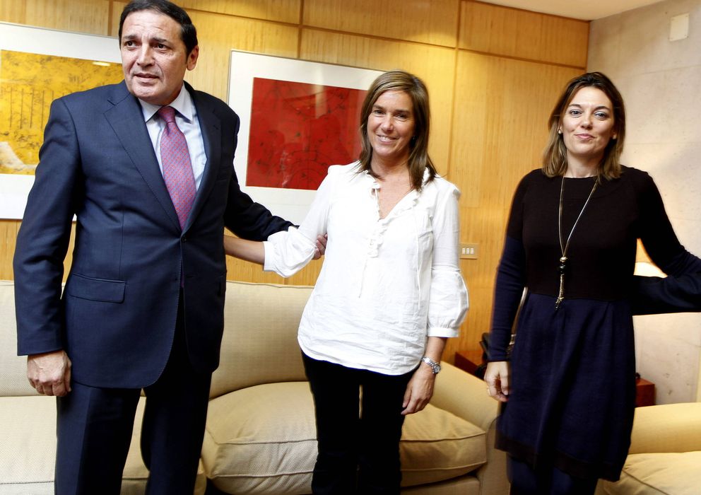 Foto: La ministra Ana Mato, con el consejero de Sanidad de Castilla y León, Antonio Sáez. (Efe)