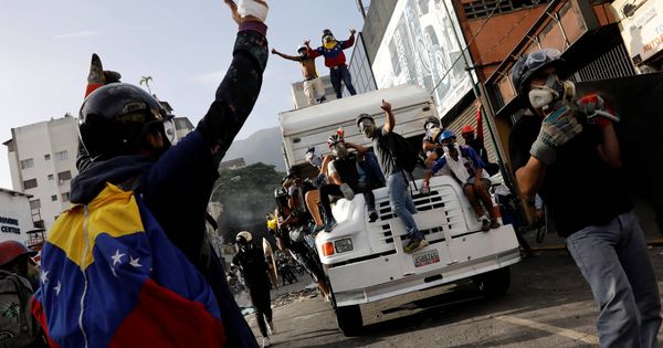 Foto: Manifestantes opositores durante una protesta contra el Gobierno de Nicolás Maduro, en Caracas. (Reuters)