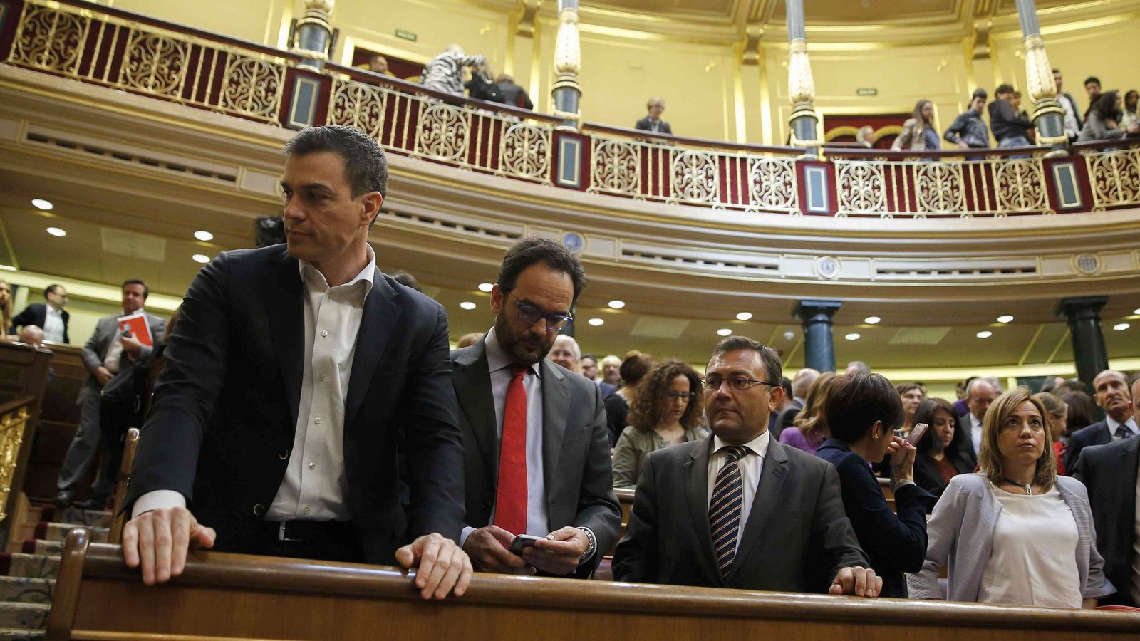 Foto: Pedro Sánchez junto a Antonio Hernando y Carme Chacón, este 28 de abril, en el último pleno de la XI Legislatura. (EFE)