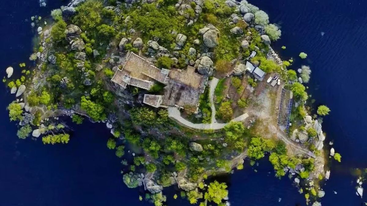 Se vende isla con castillo y embarcadero en Ávila: situado en mitad de un embalse tiene siete suites y pabellón de fiestas 