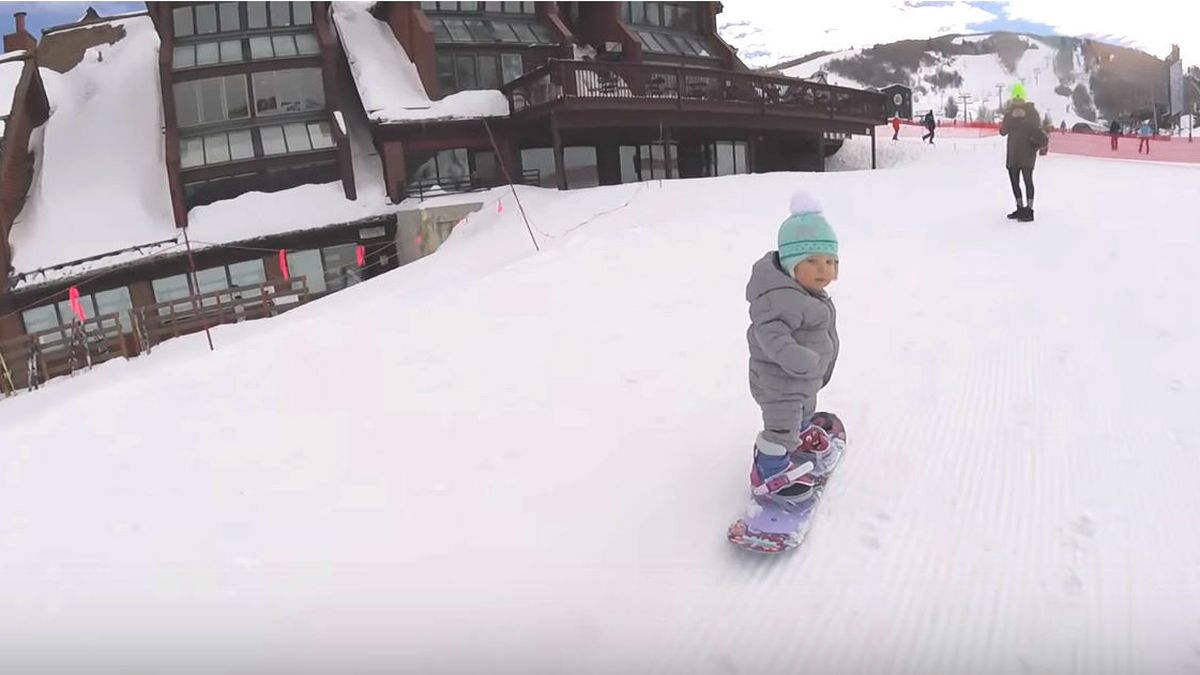La bebé de un año que hace 'snowboard' por primera vez y ha conquistado a la Red