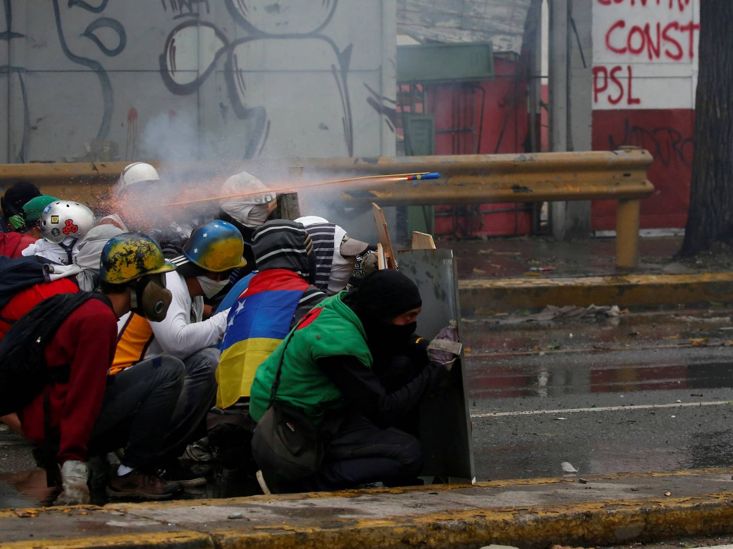 Manifestantes se enfrentan a las fuerzas de seguridad durante una marcha opositora, en Caracas. (Reuters)