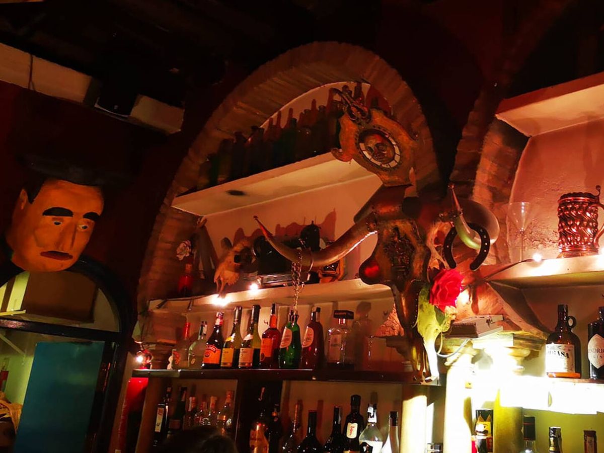 Foto: Barra del mítico bar sevillano Pecata Mundi (FACEBOOK)
