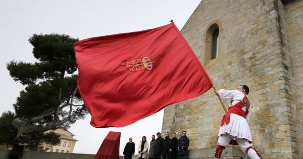 Foto: Un 'dantzari' ondea una bandera de Navarra en un acto institucional con presencia de Uxue Barkos. (EFE)