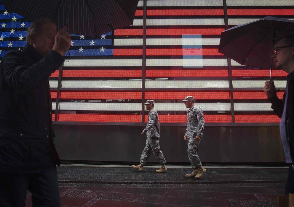 Foto: Dos militares caminan por Times Square el día en que el Gobierno de Irak aseguró que el Estado Islámico planea atentados en EEUU y París (Reuters). 