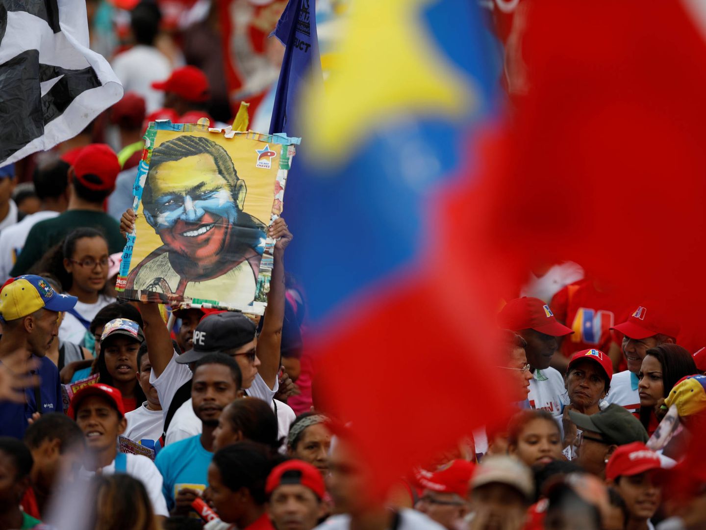 Seguidores de Maduro durante el acto de cierre de campaña en Caracas. (Reuters) 