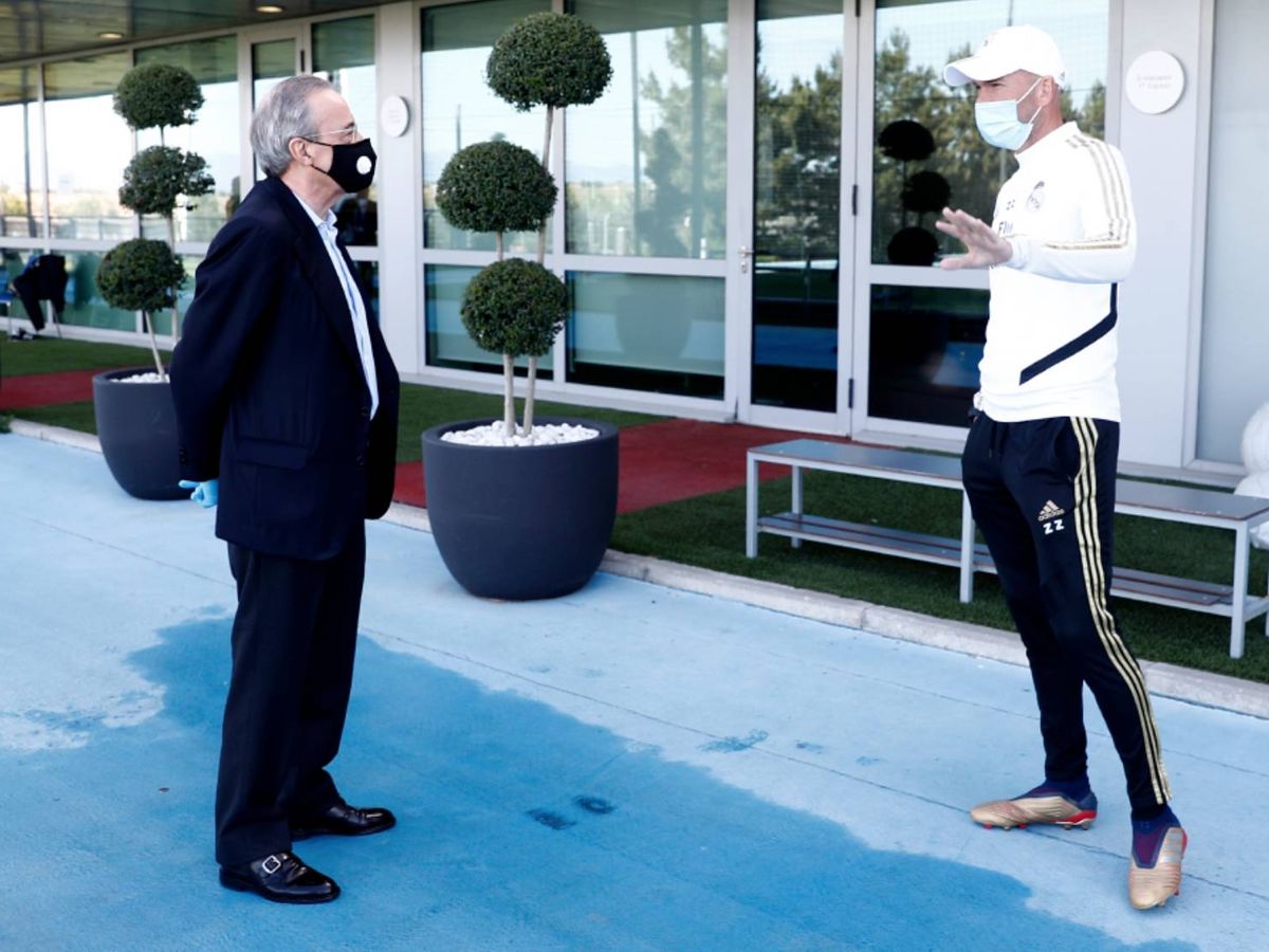 Foto: Florentino Pérez y Zinédine Zidane intercambian impresiones en la Ciudad Deportiva de Valdebebas. (realmadrid)