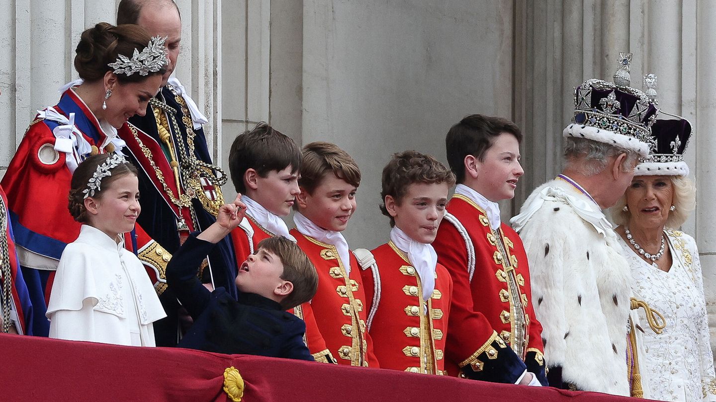 El príncipe Louis, comentando algún detalle con su madre. (Reuters/Henry Nicholls)