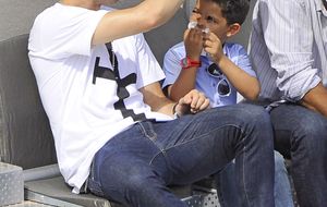 Cristiano Ronaldo disfruta como un niño con su hijo